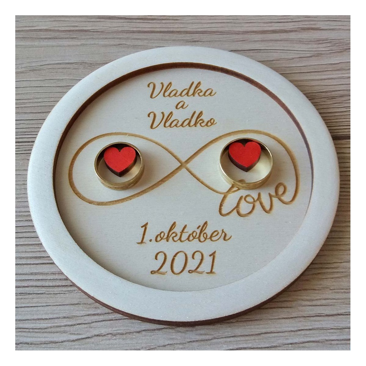 Svadobný drevený podnos na obrúčky v tvare kruhu s gravírovaným textom love a vzorom nekonečnej lásky