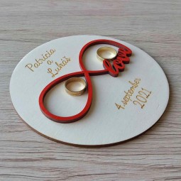 Drevený svadobný tanierik na obrúčky v tvare kruhu s výrezom nekonečnej lásky v červenej farbe a gravírovaným textom