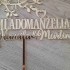 Originálny svadobný zápich s menami svadobného páru, textom Mladomanželia a vtáčikmi na strome