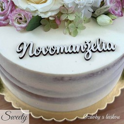Novomanželia svadobný drevený nápis na tortu vyrezávaný z preglejky