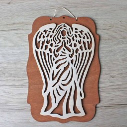 Moderný závesný drevený anjel vyrezávaný z preglejky hnedý