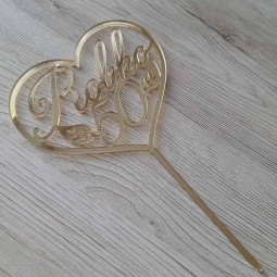 Originálny zlatý zrkadlový tortový zápich s menom a číslom v tvare srdca bude krásnou dekoráciou na oslave narodenín.