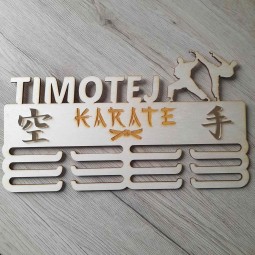 Moderný drevený vešiak na medaily na Karate