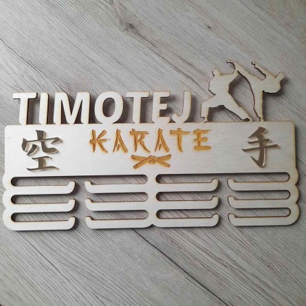 Originálny drevený vešiak na medaily s menom na Karate gravírovaný a vyrezávaný laserom