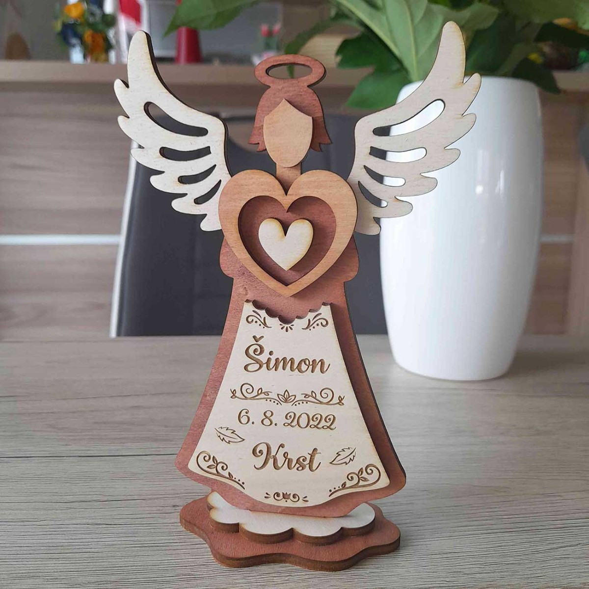 Drevený anjel s gravírovaným textom bude originálnym darčekom na krstiny pre bábätko.