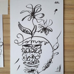 Minimalistické umelecké dielo Kvety vo váze s nápisom Domov, originálna čiernobiela kresba