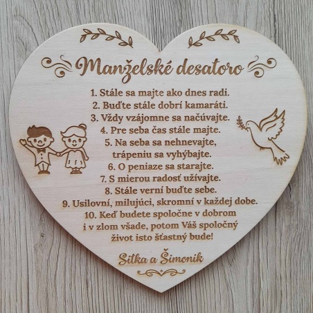 Drevená tabuľka s gravírovaným textom Manželské desatoro bude originálnym svadobným darčekom