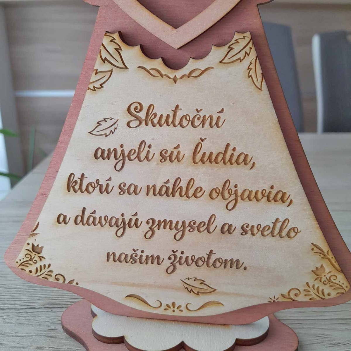 Drevený vyrezávaný anjel z preglejky s gravírovaným textom Skutočný anjeli sú ľudia, ktorý sa náhle objavia