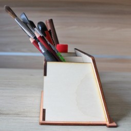 Moderný drevený stojan na perá s vlastnou gravírovanou fotografiou, kancelárske dekorácie na pracovný stôl