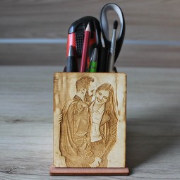 Drevený stojan na perá s vlastnou gravírovanou fotografiou na predaj