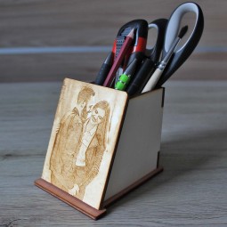 Gravírovanie fotky do dreva s originálnym stojanom na perá do kancelárie