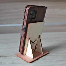 Drevený stojan na mobil vyrezávaný a gravírovaný laserom
