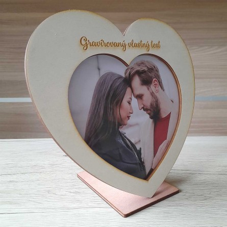 Moderný drevený rámik na fotku v tvare srdca s vlastným gravírovaným textom, darček lásky