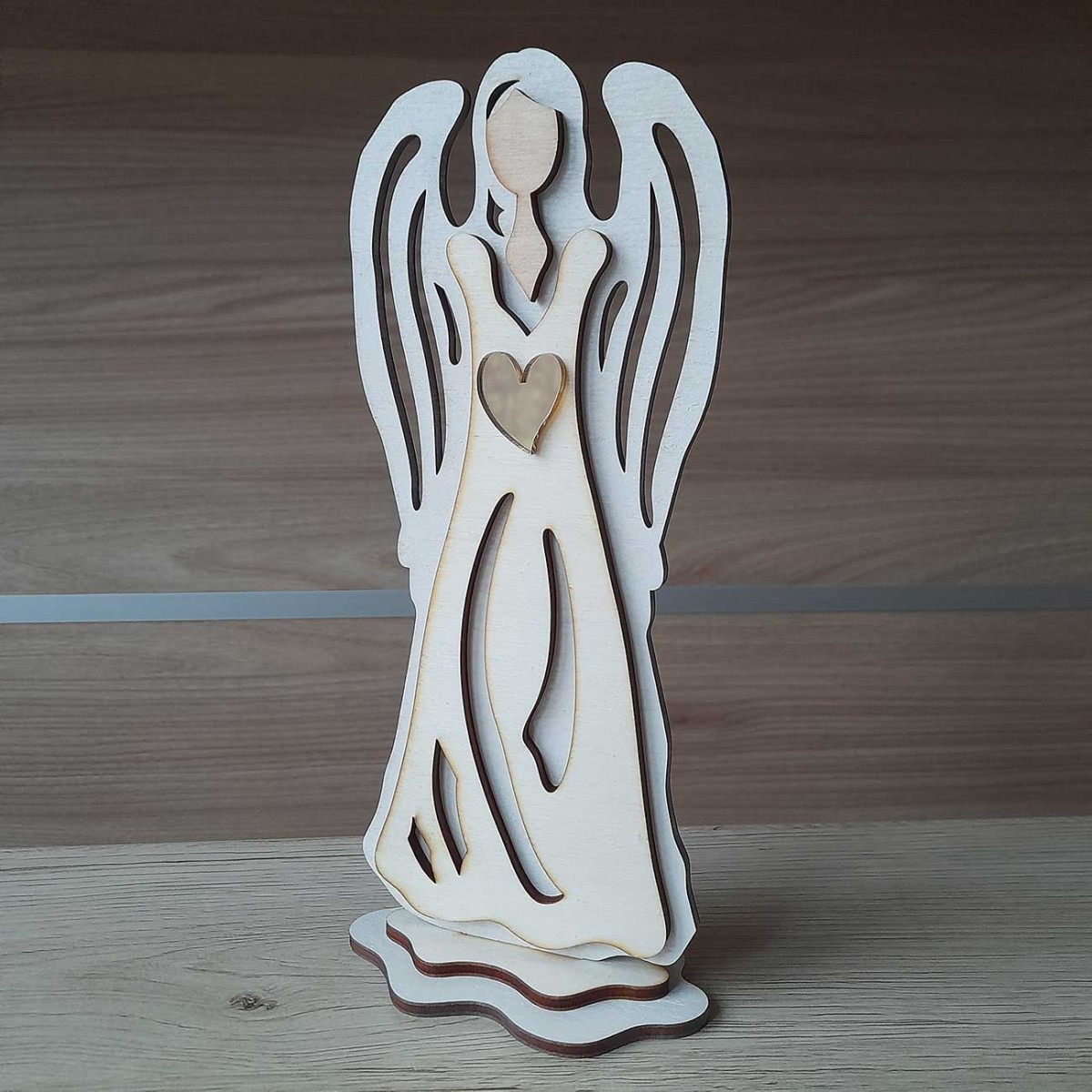Autorský drevený anjel v bielej farbe v kombinácii s drevom a zlatým zrkadlovým srdcom
