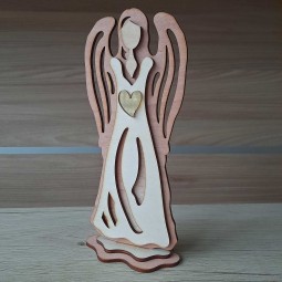 Autorský drevený anjel v hnedej farbe v kombinácii s drevom a zlatým zrkadlovým srdcom vyrezávaný laserom z preglejky