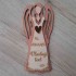 Závesný drevený anjel v hnedej farbe s vlastným gravírovaným textom a srdcom zo zlatého zrkadlového plexiskla