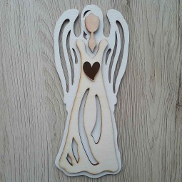 Drevený závesný anjel do bytu vo farebnej kombinácii bielej a prírodného dreva so zlatým zrkadlovým srdcom
