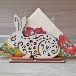 Originálny drevený veľkonočný zajac v podobe stojana na papierové servítky na jedálenský stôl