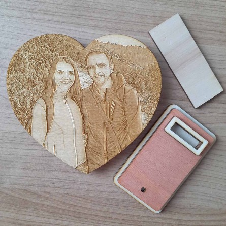 Predaj personalizovaných drevených darčekov gravírovaných a vyrezávaných laserom