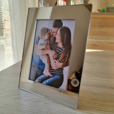 Moderný strieborný zrkadlový fotorámik na rozmer fotky 9x13cm na predaj