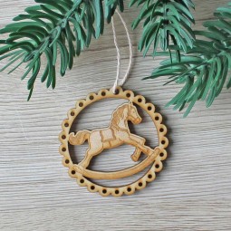Nádherná drevená vianočná ozdoba na stromček s gravírovanou ilustráciou hojdacieho koníka