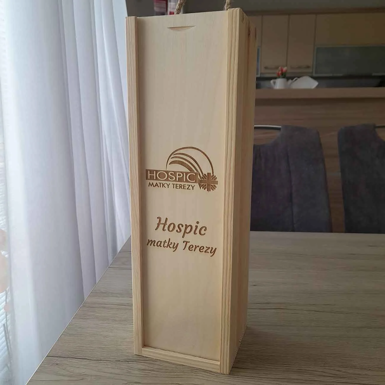 Drevený box na víno s gravírovaným logom firmy