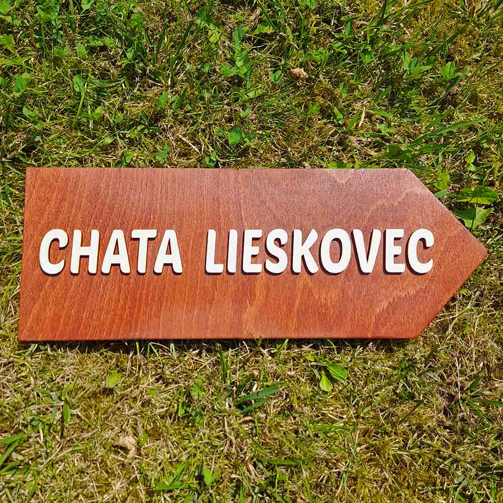 drevená smerovacia šípka na označenie Chata Lieskovec