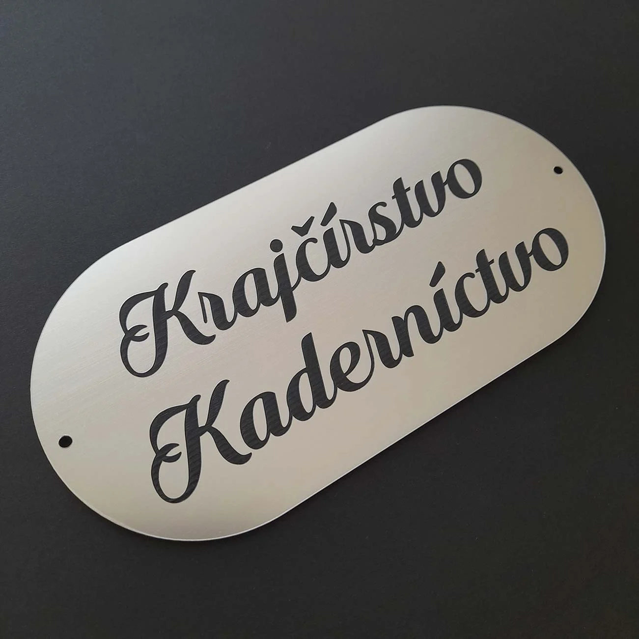 Plastový strieborný reklamný štítok gravírovaný laserom pre firmu
