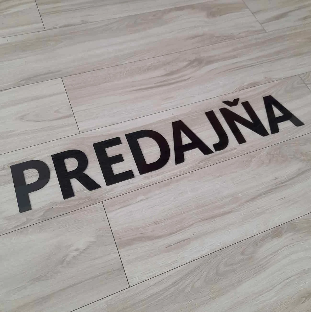 Reklamné písmená vyrezávané laserom veľké čierne plastové Predajňa