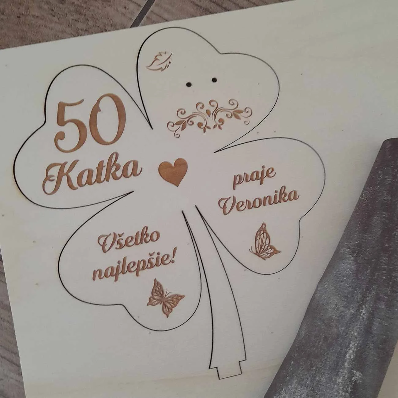 Ručne prebrúsený drevený darček s gravírovaným venovaním k okrúhlym narodeninám