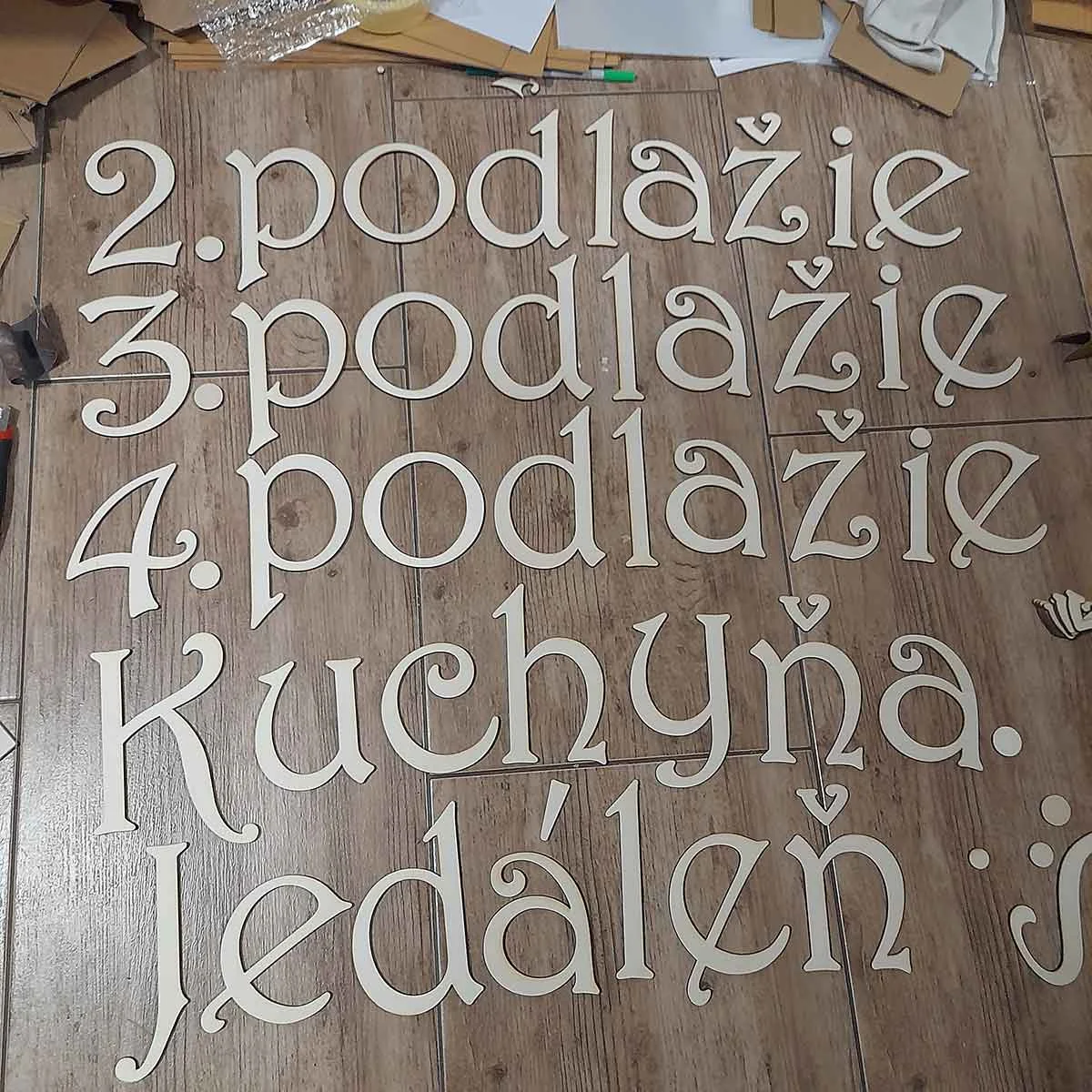 Drevené písmená vyrezávané laserom, výroba na mieru, predaj cez internet