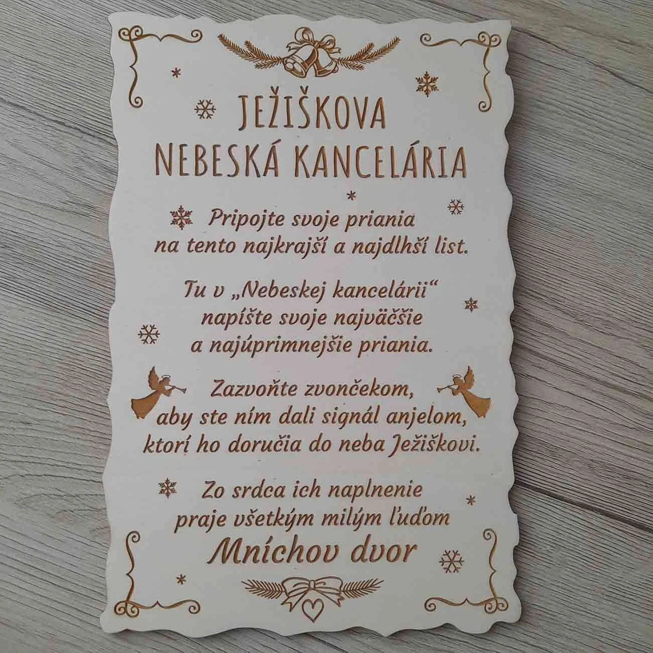 Drevená závesná vianočná tabuľka s gravírovaním na mieru