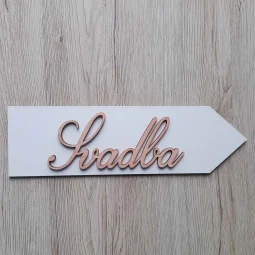 Moderná drevená šípka v bielej farbe s výrezom Svadba
