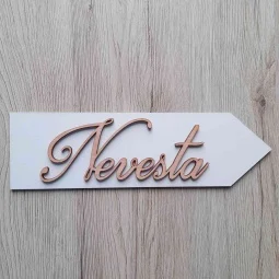 Biela drevená svadobná šípka s textom Nevesta vyrezávaná laserom