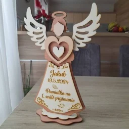 Originálny drevený anjel vyrezávaný laserom bude krásnym darčekom na prvé sväté prijímanie pre chlapca