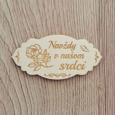 Drevená platnička vypaľovaná laserom Navždy v našom srdci na dekorovanie do kytíc a vencov na hroby k sviatku Všetkých svätých