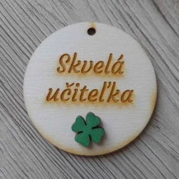 Drevená ozdoba kruh so zeleným štvorlístkom  a textom skvelá učiteľka, výroba s dierkou alebo ako magnetka