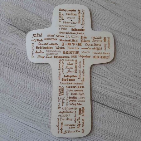 Originálny drevený závesný kríž s odkazmi gravírovaný a vyrezávaný laserom z preglejky