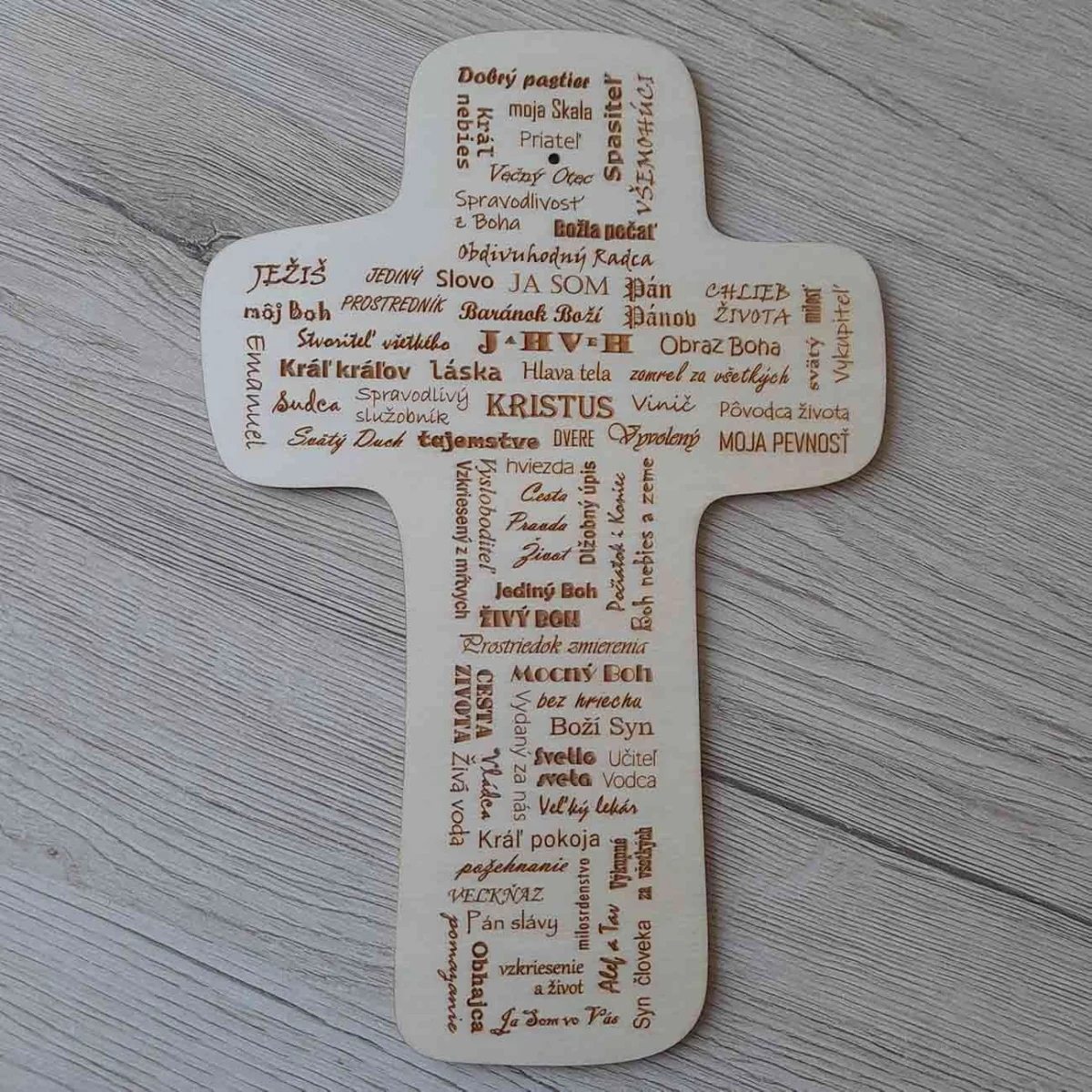 Originálny drevený závesný kríž s odkazmi gravírovaný a vyrezávaný laserom z preglejky