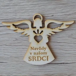 Drevený výrez na hroby Anjelik s gravírovaným textom Navždy v našom srdci