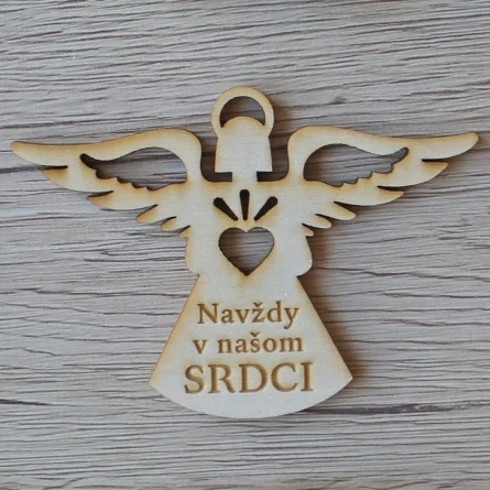 Drevený výrez na hroby Anjelik s gravírovaným textom Navždy v našom srdci