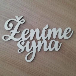 Drevený nápis na aranžovanie do svadobného venca na dvere s textom Ženíme syna, vyrezávaný laserom z preglejky