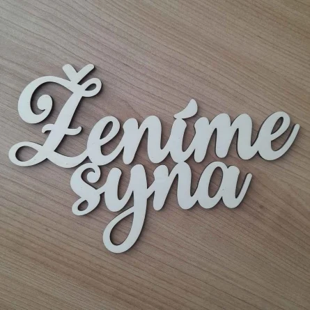 Drevený nápis na aranžovanie do svadobného venca na dvere s textom Ženíme syna, vyrezávaný laserom z preglejky