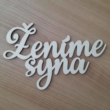 Drevený nápis na aranžovanie do svadobného venca na dvere s textom Ženíme syna, vyrezávaný laserom z preglejky