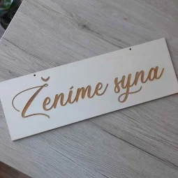 Drevená svadobná tabuľka Ženíme syna gravírovaná a vyrezávaná laserom