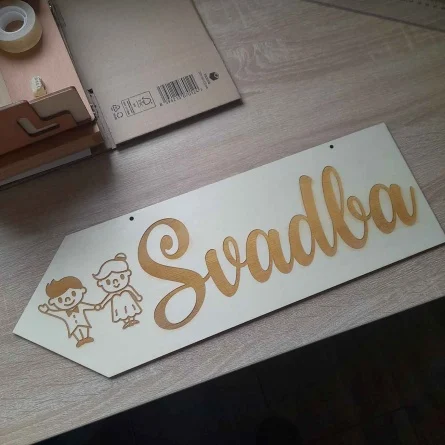 Veľká drevená svadobná šípka s gravírovaným textom Svadba s ilustráciou nevesty a ženícha