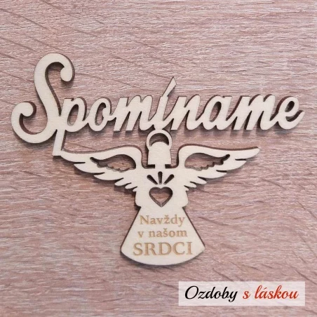 Drevený výrez na hrob v tvare anjela s nápisom Spomíname a gravírovaným textom Navždy v našom srdci