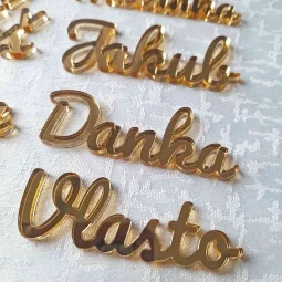 Zlaté zrkadlové menovky pre svadobných hostí na stôl s vyrezávaným menom