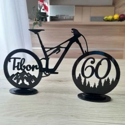 Horský bicykel dekorácia na podstavci s menom a vekom bude originálnym darčekom k okrúhlym narodeninám