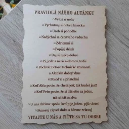Drevená závesná tabuľka s vlastným gravírovaným textom pravidlá nášho altánku